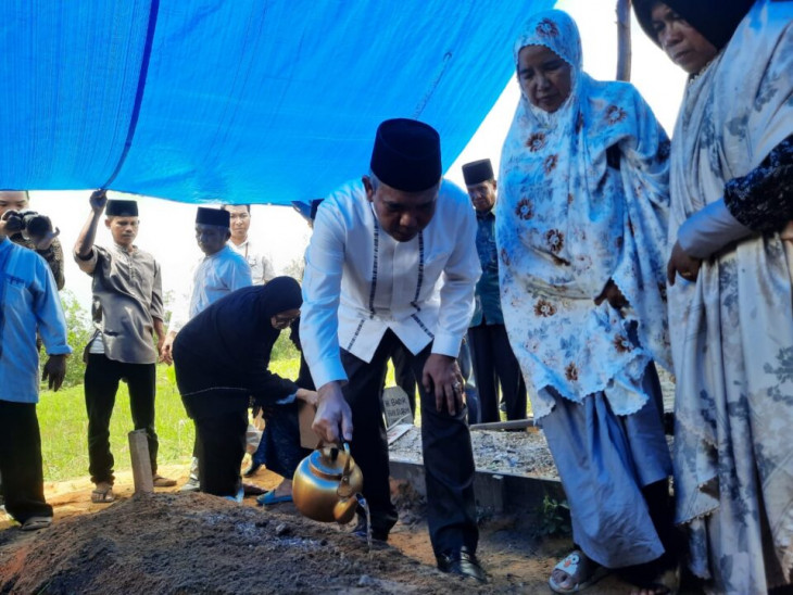 Pj Bupati Kampar Antar Ke Pemakaman Alm Irwan Junaidi, ASN Bagian Kerja Sama Setda Kampar.