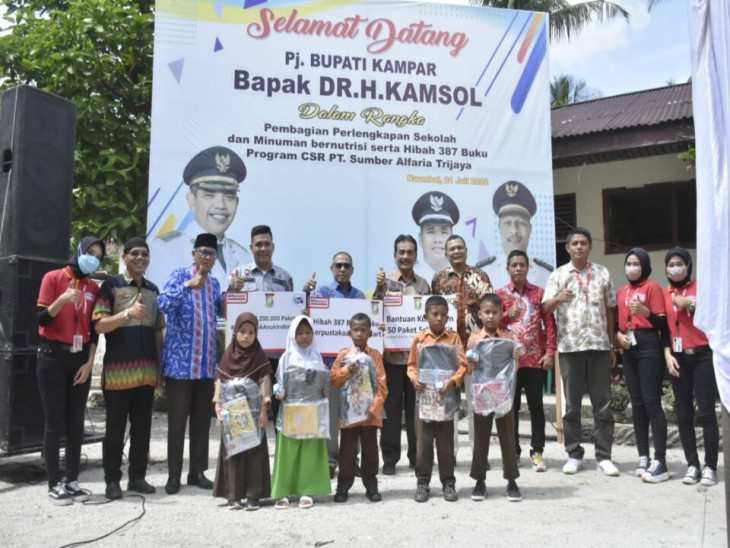 Staf Ahli Bupati Serahkan 387 Buku Program CSR Alfamart