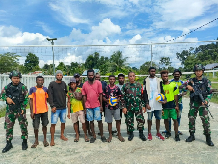 Satgas Yonif 132/BS Membangkitkan Semangat Olahraga Dengan Memberikan Alat Olahraga Kepada Pemuda Kp. Mosso