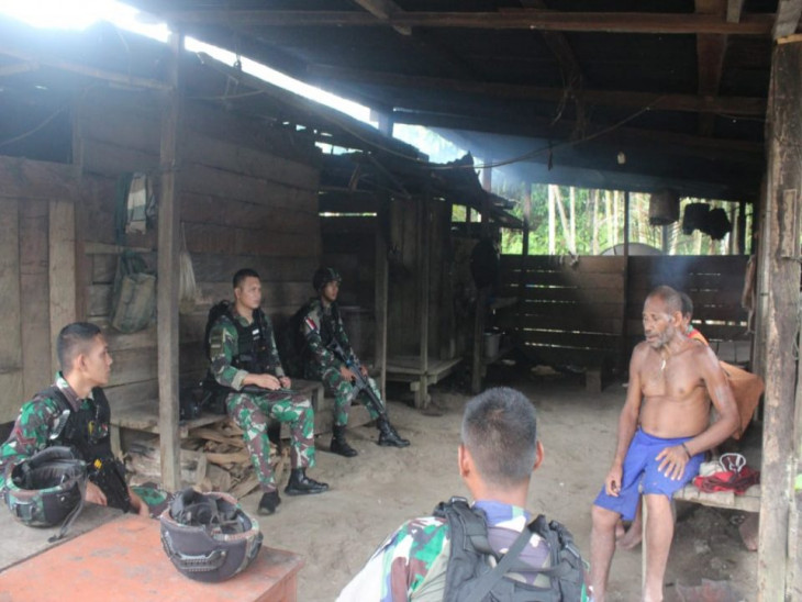 Satgas Yonif 132/BS Menyapa Masyarakat Kp.Kalibom.