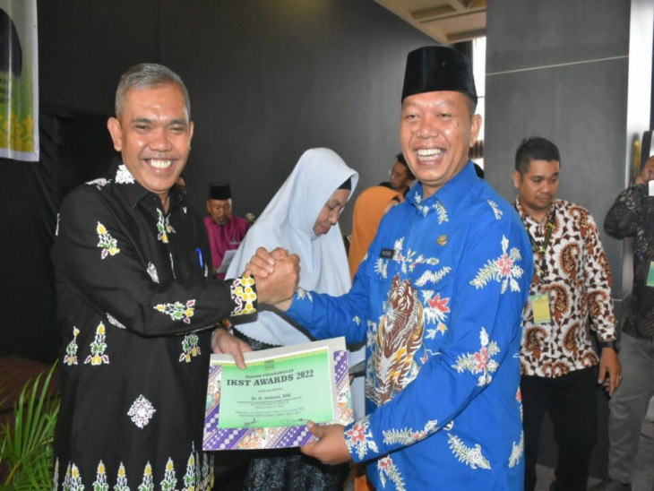 Pj Bupati Kampar Terima IKST Award 2022 Bidang Pemerintahan.