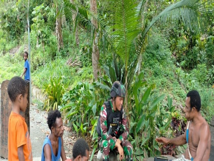 Satgas Yonif 132/BS Menyapa Masyarakat Kp.Kalilapar.