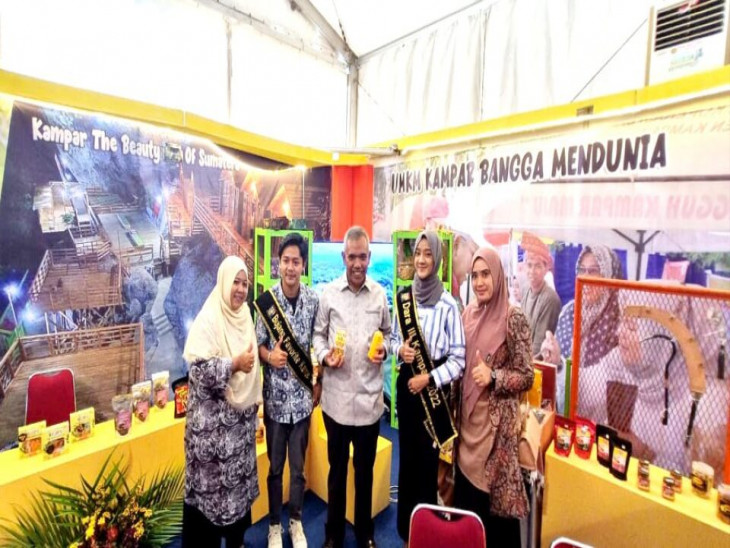 Padatnya Pengunjung Stand Kampar, Pj Bupati Kampar Tinjau Stand Kampar di Riau Expo.
