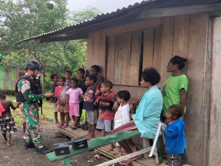 Satgas Yonif 132/BS Sapa Masyarakat Kp. Kalibom Di Pagi Hari