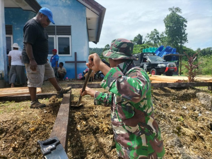 Wujud Hadir Untuk Masyarakat, Satgas Yonif 132/BS Bantu Pembangunan Gereja.