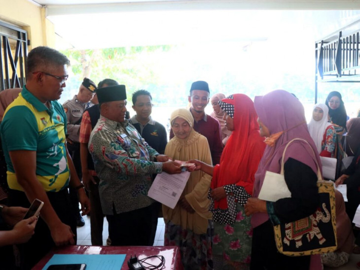 Sekda Kampar Drs. Yusri Serahkan Lansung BLT BBM, Sembako dan PKH ke Masyarakat Bangkinang Kota.