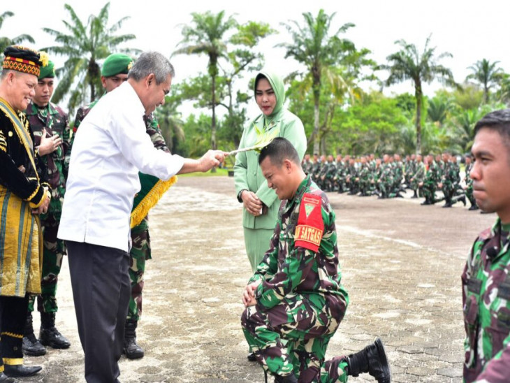 Pj Bupati Kampar Lakukan Penyiraman Air kepada 450 Personil Satgas PAMTAS Papua.