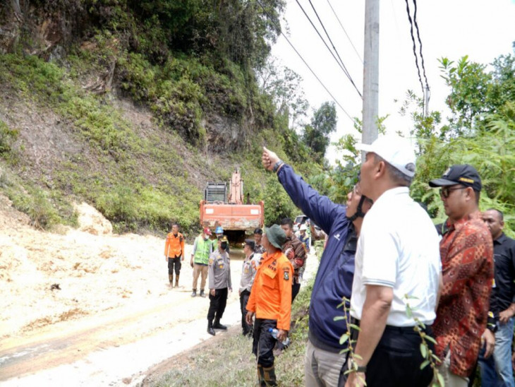Pj Bupati Kampar Tinjau Lokasi Longsor Lintas Sumbar – Riau di Km 76 dan 86 Desa Merangin Kecamatan Kuok.