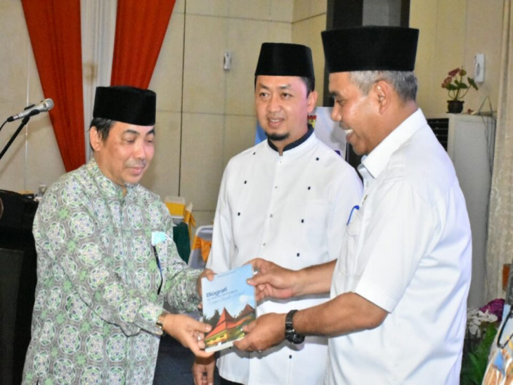 Diisi 57 para Ulama, Pj Bupati Kampar Launching Buku Biografi Ulama dan Tokoh Kampar.