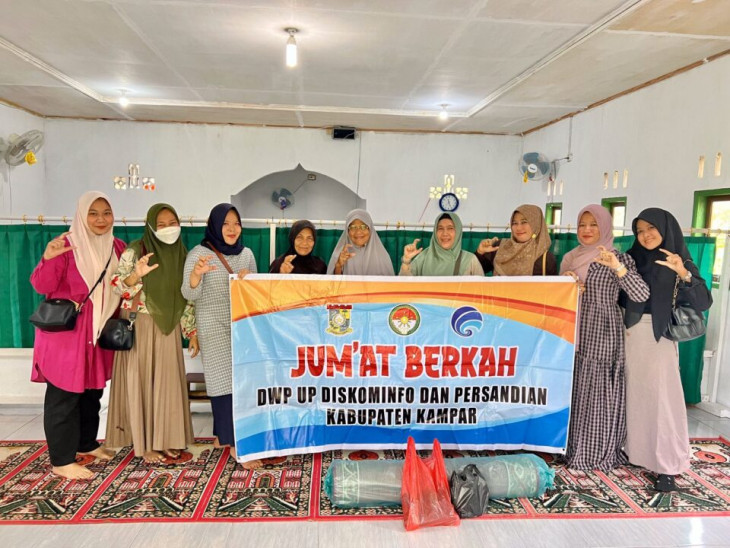 Jum’at Berkah DWP UP Diskominfosandi Kampar, Serahkan Perlengkapan Ibadah shalat di Mushollah Al-Hidayah Dusun III Desa Ridan Permai.