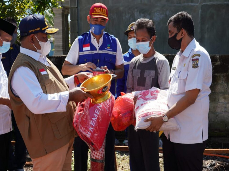 Sekda Kampar Serahkan Bantuan Kebakaran Rumah Warga Di Petapahan Tapung.