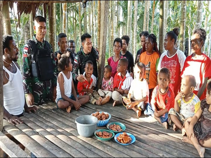  Satgas Pamtas RI-PNG Yonif 132/Bima Sakti Mengatasi Kesulitan Masyarakat di Desa Binaan Kp. Mosso