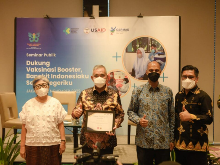 PJ. Bupati Kampar Terima Penghargaan Pencapaian Cakupan Vaksinasi Covid-19.