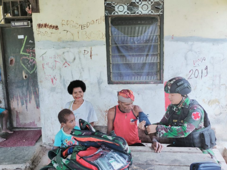  Berikan Pelayanan Kesehatan Gratis, Satgas Yonif 132/Bima Sakti Semakin Dekat Dengan Masyarakat.