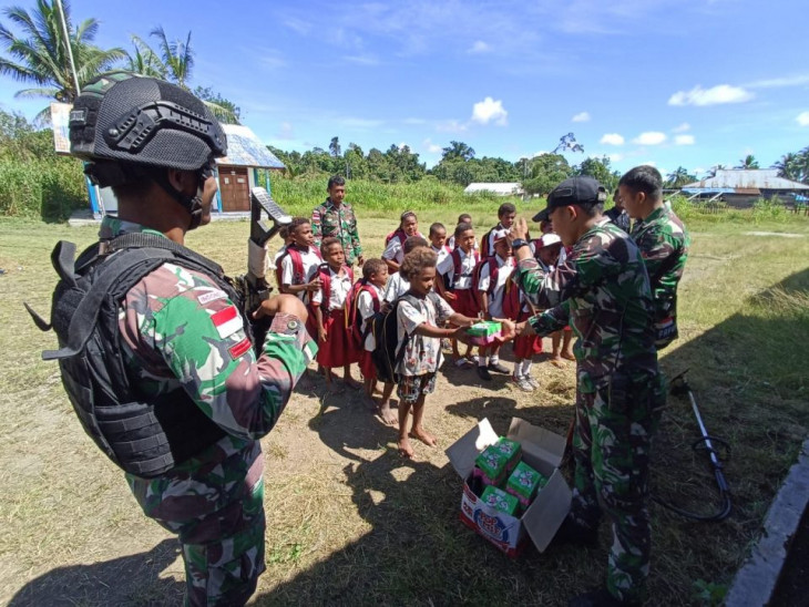 Satgas Yonif 132/BS Ajarkan Murid-Murid SD YPK Skofrow Untuk Jaga Kebersihan.