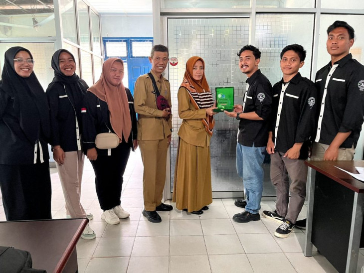 Di Akhiri Dengan Serah Terima Cinderamata, Kegiatan Magang Mahasiswa UIN Suska Riau Di Diskominfo Kampar Resmi Selesai.