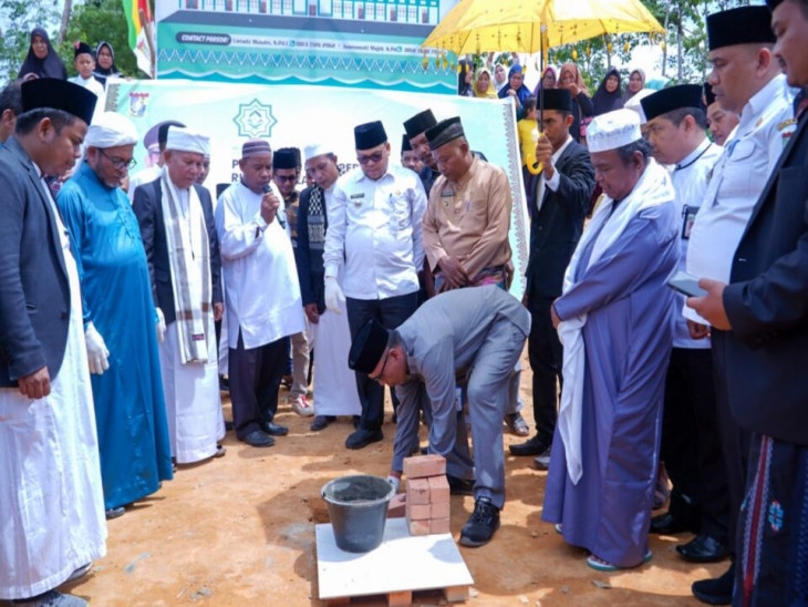 Kedispora Kampar Muhammad Yasir lakukan Peletakan Batu Pertama Pembangunan Pondok Pesantren Ibadurrahman Desa Tanjung Alai.