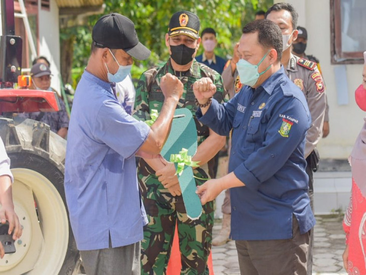 Dengan Traktor, Bupati Kampar : Mampu Tingkatkan Hasil Produksi Pertanian Masyarakat