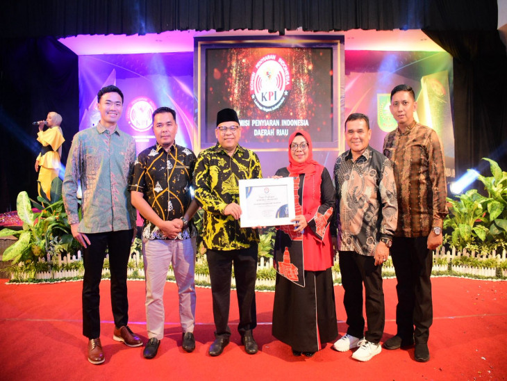 Wakil Bupati Kampar Terima Penghargaan dari KPI Riau Award 2025, Kategori “Pemerintah Daerah Peduli Penyiaran”