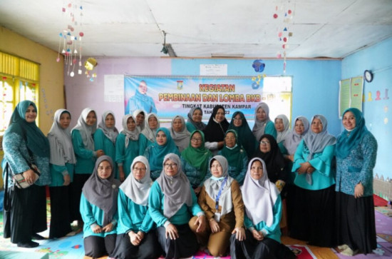 TP PKK Kabupaten Kampar Lakukan Pembinaan dan Sosialisasi ke BKB-HI Mekar Sari Desa Pandau Jaya.