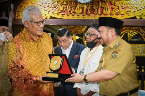 Menteri Dalam Negeri Malaysia Pulang Kampung Jenguk Tanah Leluhur.