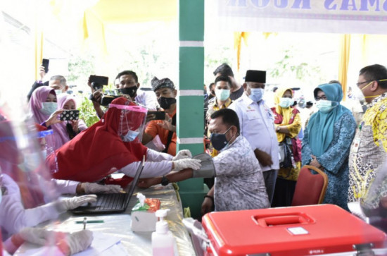 Bupati dan Forkopimda Kampar Perdana Diberikan Vaksin Covid-19.
