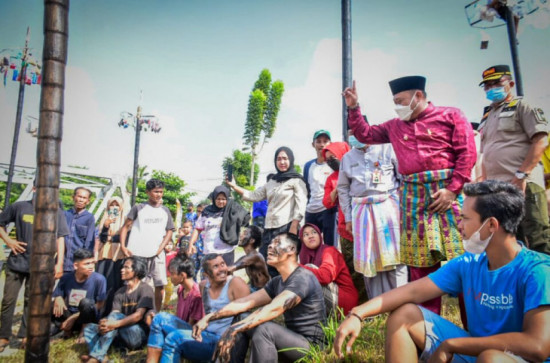 Sediakan 30 Batang Pinang, Bupati Kampar Lepas Peserta Panjat Pinang Hari Jadi Kampar ke 72 Tahun 2022.