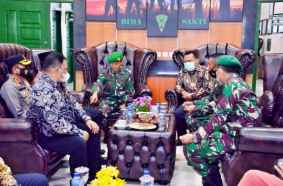 Bersama Danrem 031/WB, Bupati Kampar Hadiri HUT Yonif 132/BS ke-62