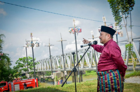 Sediakan 30 Batang Pinang, Bupati Kampar Lepas Peserta Panjat Pinang Hari Jadi Kampar ke 72 Tahun 2022.