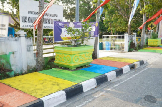 Selama 3 Hari Ini Diskominfo Kampar Lakukan Pengecatan dan Bersihkan Pekarangan Kantor.