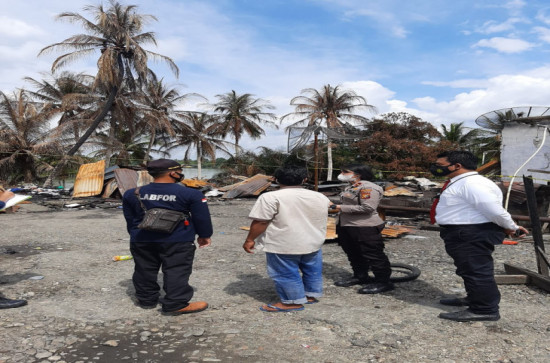  Tim Laboratorium Foreksik Polda Riau Cek TKP Kebakaran Pasar Kuok.
