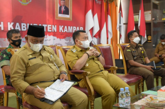 Teleconfre Bersama Presiden Joko Widodo, Catur Sugeng : Kampar siap Sukseskan Vaksinasi.