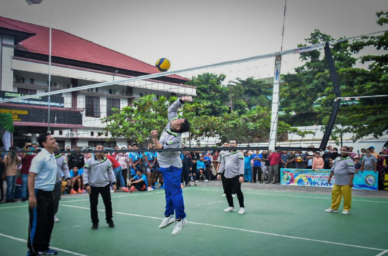 Semarak Hari Jadi Kampar, Bupati Kampar dan Forkopimda Lawan Para Kepala OPD Eksibisi Volly Ball.