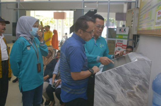 Tim Asistensi Pemkab Kampar Tinjau Disdukcapil Terkait dengan Layanan Publik.