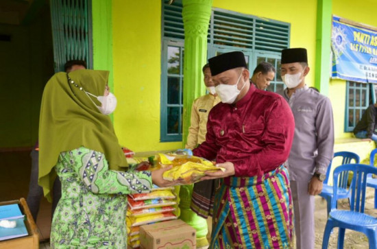 Meriahkan HUT Kampar ke 72, Bupati Kampar Serahkan Sembako Untuk 22 Panti Asuhan di Kabupaten Kampar.