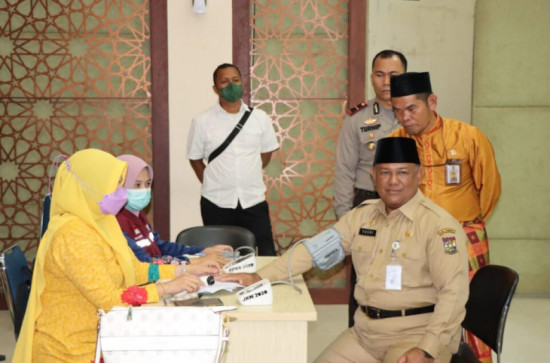 Tinjau Pelaksanaan Vaksin, Sekda Kampar : Hari Ini Sudah di Mulai Vaksin Booster Kedua bagi Tenaga Kesehatan.