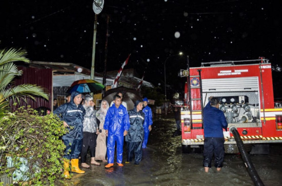 Hujan Guyur Kota Bangkinang Sebabkan Banjir, Pj. Bupati Kampar Bawa Mobil Damkar Sedot Air di Pemukiman Warga