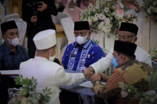 Jadi Saksi Pernikahan, Sekda Kampar Sampaikan Pesan Nasehat Kehidupan Rumah Tangga.