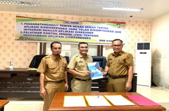 Tingkatkan Kualitas Tata Kelola Keuangan Desa, Pemkab Kampar Serahkan Aplikasi Siswaskeudes yang Terintegrasi dan Terkonfigurasi dengan Siskeudes.