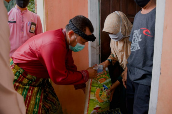 Kunker di Pongkai Istiqomah, Bupati Kampar Catur Berkesempatan jenguk masyarakat yang sakit.