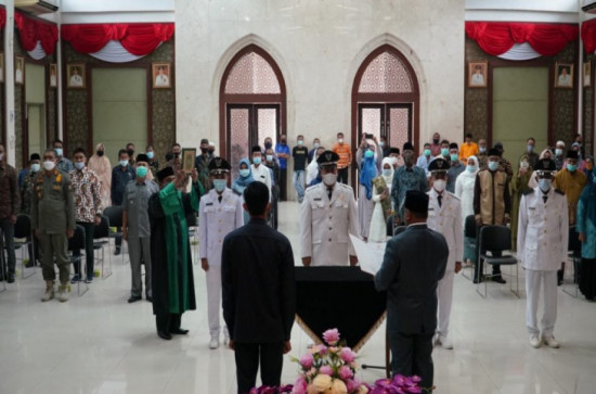 BUPATI KAMPAR LANTIK 4 KEPALA DESA TERPILIH PENGGANTI ANTAR WAKTU ( PAW )