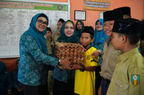 Peringati HUT RI ke 77, Ketua TP PKK Kampar Adakan Bhakti Sosial di Panti Asuhan Putra Muhammadiyah Kuok.