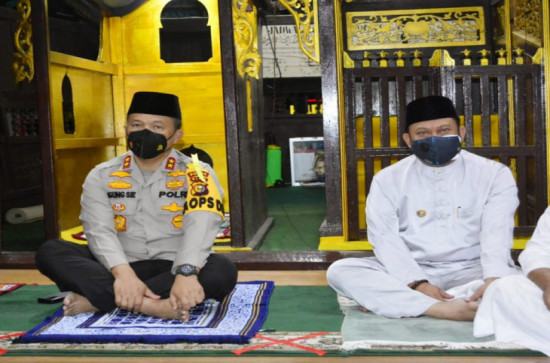 Bupati Kampar Dampingi Kapolda Riau Dalam Rangka Khotmil Qur’an Di Mesjid Jami’ Air Tiris