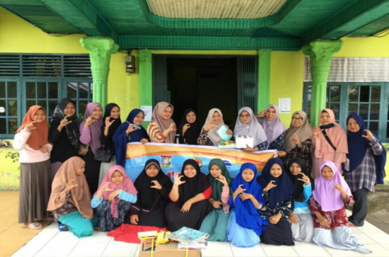 Jumat Berkah DWP UP Kominfo Kampar Kali ini Serahkan Peralatan Sekolah dan Alat Tulis ke Panti Asuhan Putri Bangkinang Kota.