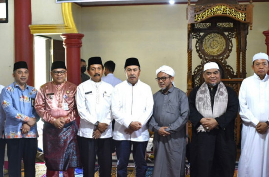 Pj bupati bersama Gubri menghadiri Peresmian pembukaan sholat Jum’at pertama di mesjid Al-Fajri Lingkungan III kelurahan Batu Bersurat