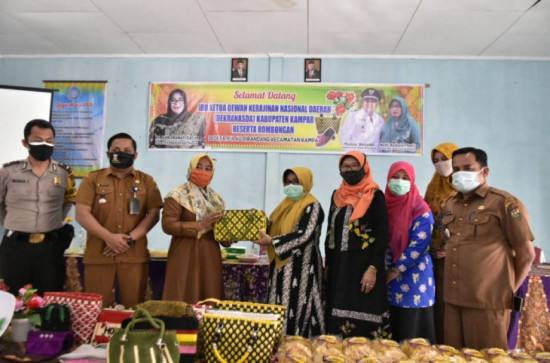 Majukan UKM dan IKM, Ketua Dekranasda Kampar lakukan pembinaan di dua Kecamatan.