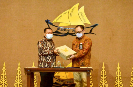 Bupati Kampar Sampaikan LKPD Kabupaten Kampar Kepada BPK-RI Perwakilan Provinsi Riau.
