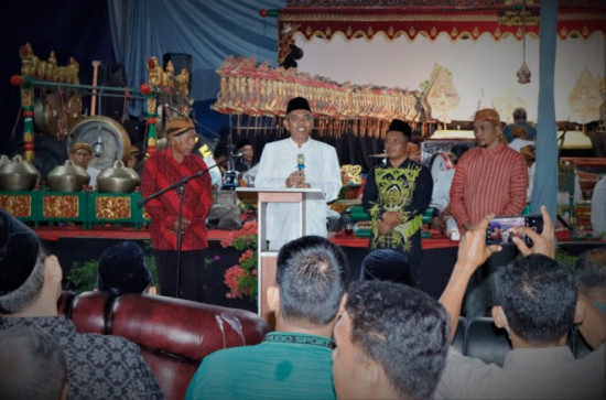 Dihadiri langsung Dalang Nasional dari Solo, Pj. Bupati Kampar Buka Pagelaran Wayang Kulit HUT Desa Suka Mulya ke 36.