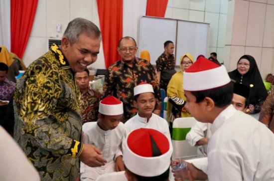 Malam Resepsi Kenegaraan, Pj. Bupati Kampar Serahkan Beasiswa Kepada Para Penghafal 30 Juz