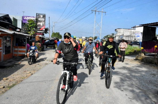 Bupati Kampar Gunakan Sepeda Menuju Lokasi Panen Jagung